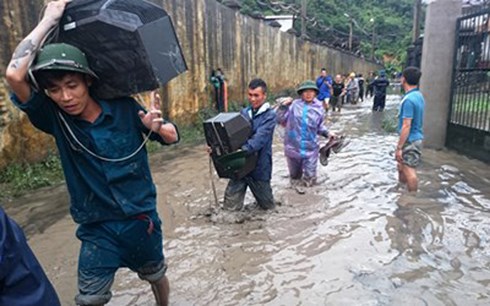 Nhà dân ngập trong lũ bùn ở Quảng Ninh