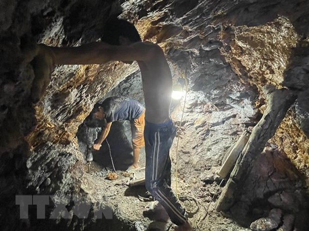 Nạn "vàng tặc" ở Lai Châu: Đánh sập hầm để chấm dứt hoạt động